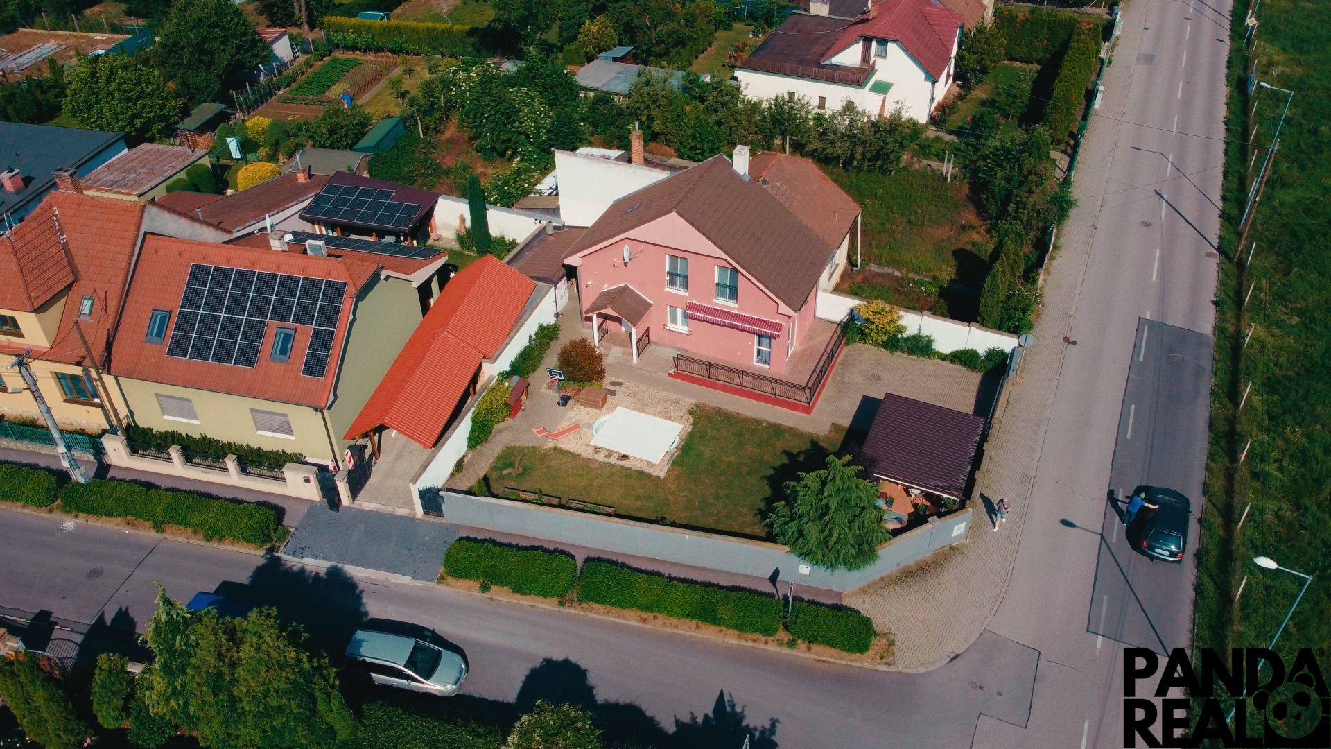 celý pozemok